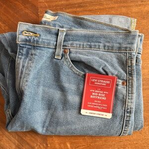 Levi's Relaxed Mid-Rise Boyfriend Jeans in Light Blue Denim NWT Women’s size 14
